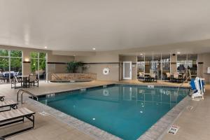 Bazén v ubytování Cambria Hotel Columbus - Polaris nebo v jeho okolí