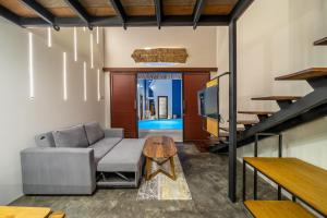 Χώρος καθιστικού στο First 5 Loft