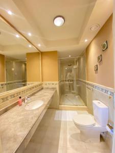 une salle de bain avec toilettes, lavabo et douche dans l'établissement El Safwa Resort New Cairo, au Caire