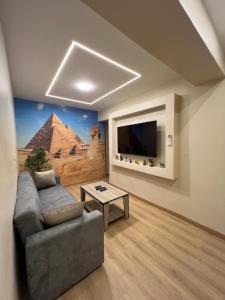 TV a/nebo společenská místnost v ubytování Pyramids View Inn