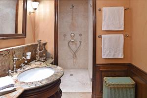 a bathroom with a sink and a shower at La maison des 4 chats in Trouville-sur-Mer