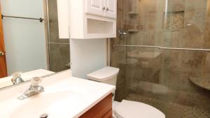 Un baño con ducha, inodoro y lavabo. en Capers #103, en Cape May 18 fotos más