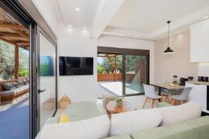 TV a/nebo společenská místnost v ubytování Casa Napais Earth Retreat