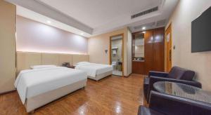 Chonpines Hotel Beijing Daxing Airport Caoqiao Metro Station客房内的一张或多张床位