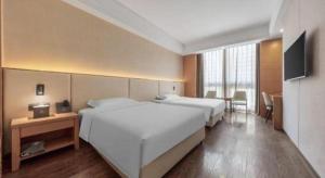 Chonpines Hotel Beijing Daxing Airport Caoqiao Metro Station客房内的一张或多张床位