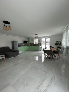 un soggiorno con un divano e un tavolo di Apartament Ilinca - 2 dormitoare a Bistriţa