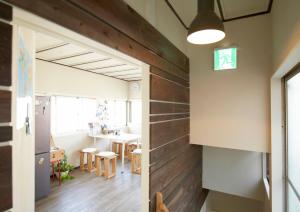 東京にある328 Hostel & Loungeの木製の壁のキッチン&ダイニングルーム +19枚の写真