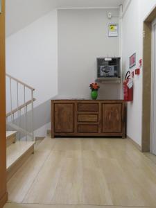 ein Zimmer mit einem Schrank, in dem sich eine Mikrowelle befindet, und einer Treppe in der Unterkunft Hotel Marta in Forlì + 20 Fotos