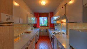 una gran cocina con encimeras blancas y una ventana en Guesthouse Marko, en Bled