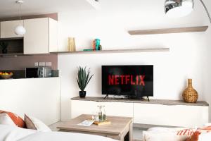 Μια τηλεόραση ή/και κέντρο ψυχαγωγίας στο Stylish Seafront Duplex with Breathtaking Views