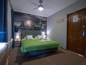 Posteľ alebo postele v izbe v ubytovaní Apartamenty studio Metropolio Centrum