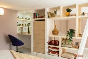 Η βιβλιοθήκη του διαμερίσματος