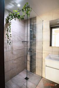 Ένα μπάνιο στο Stylish Seafront Duplex with Breathtaking Views