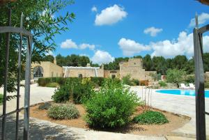 サンニコーラにあるMasseria Relais Santa Teresaの庭園(プール付)