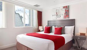 Cama ou camas em um quarto em The Royal Horseguards Hotel, London