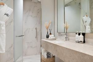 Uma casa de banho em Adagio Premium The Palm