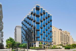 um edifício azul alto numa cidade em Adagio Premium The Palm no Dubai