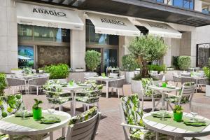 Um restaurante ou outro lugar para comer em Adagio Premium The Palm