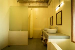 Phòng tắm tại WoCAL Retreat Ke Ga +32 ảnh