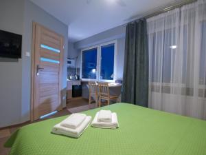 Posteľ alebo postele v izbe v ubytovaní Apartamenty studio Metropolio Centrum