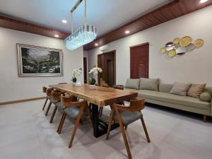 Χώρος καθιστικού στο The Lux 5BR Villa Vimala Hills