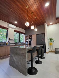 Η κουζίνα ή μικρή κουζίνα στο The Lux 5BR Villa Vimala Hills