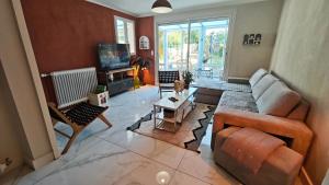 Χώρος καθιστικού στο Maison Familiale Déco Vintage Jardin Parking Puy duFou
