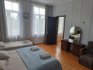 Rúm í herbergi á Guest House Danelia