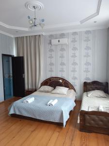Rúm í herbergi á Guest House Danelia