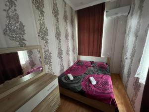 Rúm í herbergi á Guest House Danelia
