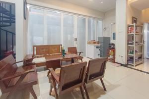 Η κουζίνα ή μικρή κουζίνα στο Pasadena House Semarang Mitra RedDoorz