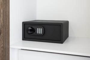 ドゥナイスカー・ストレダにあるMagnolia Apartmanの白い棚に置かれた黒い電子レンジ
