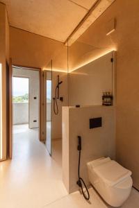 Un baño con inodoro y ducha en RAKSA Villas, en Ban Madua Wan 33 fotos más