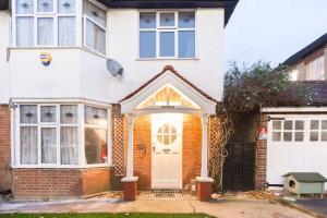 a white brick house with a white door at Stylish 5 Bed Home in Forest Hill Perfect for Business & Contractors Sleeps 16! in Forest Hill