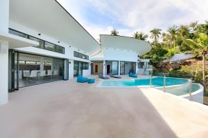 Una vista exterior de una casa con piscina. en Maeva Villa Koh Samui, en Nathon Bay