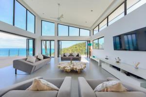 Una sala de estar con sofás y una mesa. en Maeva Villa Koh Samui, en Nathon Bay 30 fotos más