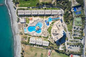 Der Swimmingpool an oder in der Nähe von Atlantica Ocean Beach Resort