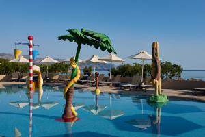Der Swimmingpool an oder in der Nähe von Atlantica Ocean Beach Resort