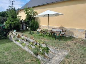 Vonkajšia záhrada v ubytovaní Chalupa u kostela