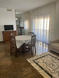 Una mesa de comedor y sillas en una sala de estar. en La casa di Paola, en San Benedetto del Tronto