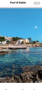 vista su una spiaggia con rocce in acqua di ESSE Homes Sant Elia a Santa Flavia Altre 24 foto