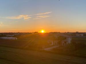 Bình minh/hoàng hôn nhìn từ nhà khách  hoặc gần đó