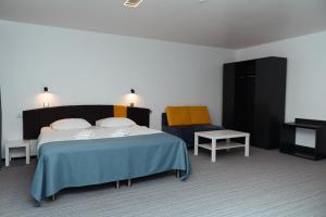 Rúm í herbergi á Inger Hotell