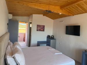 Postel nebo postele na pokoji v ubytování Leonidas Resort