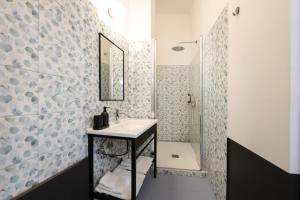 ein Badezimmer mit Waschbecken und Dusche in der Unterkunft Salotto Borbonico - Sanfelice in Neapel + 90 Fotos