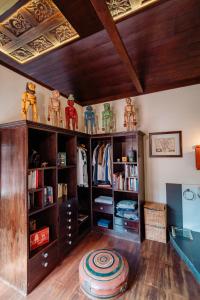 a room with a book shelf with books at Madilina Heritage Villa in Parūr