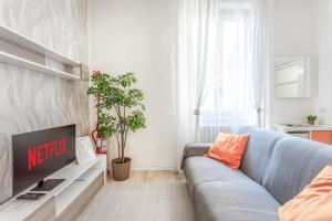 TV a/nebo společenská místnost v ubytování Appartamento vicino Ospedale con self check-in