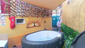 Foto dalla galleria di Lovely House with private pool 3X2 with jacuzzi and breakfast with garden and BBQ next seaside and train station a Sarzana