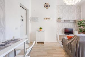 TV a/nebo společenská místnost v ubytování Appartamento vicino Ospedale con self check-in