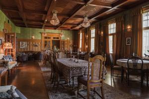 una sala da pranzo con tavolo e sedie di Skogsbrynet B&B, Bredsjö Nya Herrgård a Hällefors Altre 37 foto